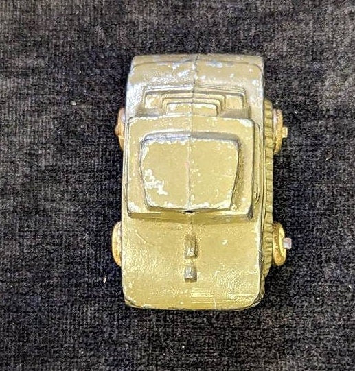 Barclay Manoil White Metal Tank with Original Wheels - small body crack front edge