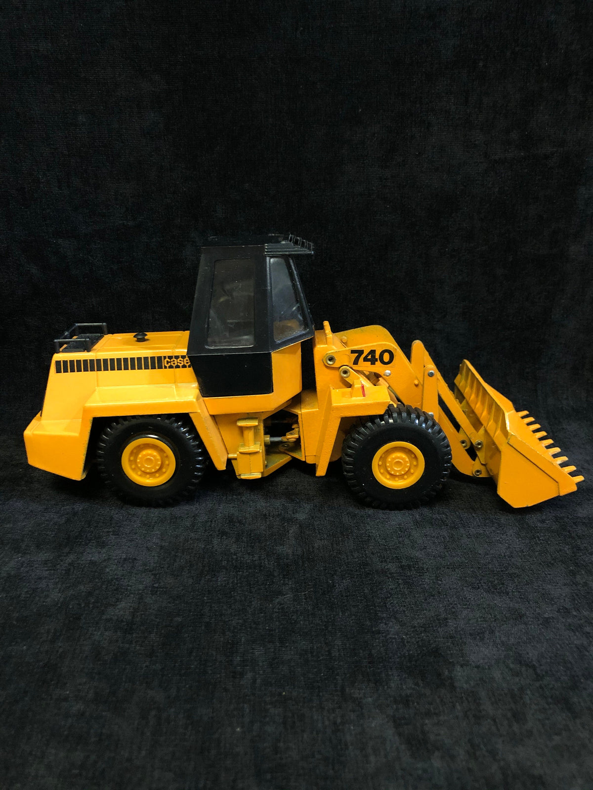 Case 740 Wheel Loader- 1/35 Diecast Scale Model