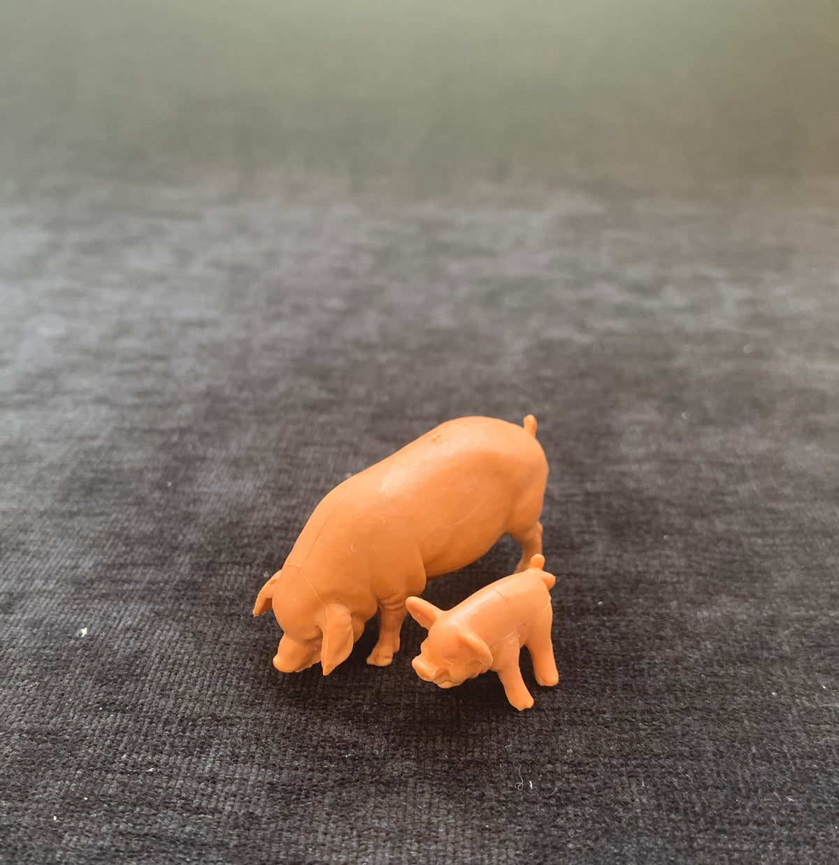 Mama and Baby Pig Toy Figurine-Set of 2 Britains LTD 1971 Vintage Plastic