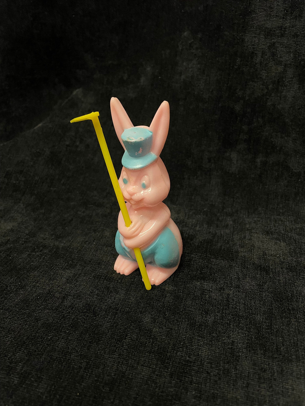 Rosbro Rosen Easter Bunny with a Hoe, Lollipop Holder