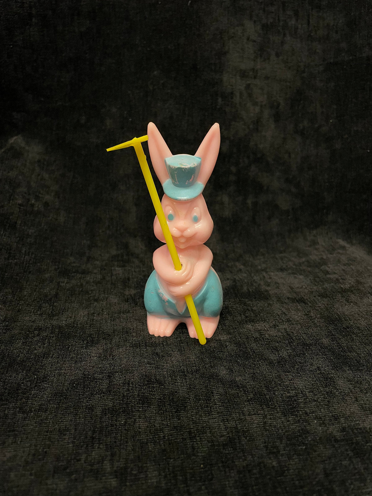 Rosbro Rosen Easter Bunny with a Hoe, Lollipop Holder