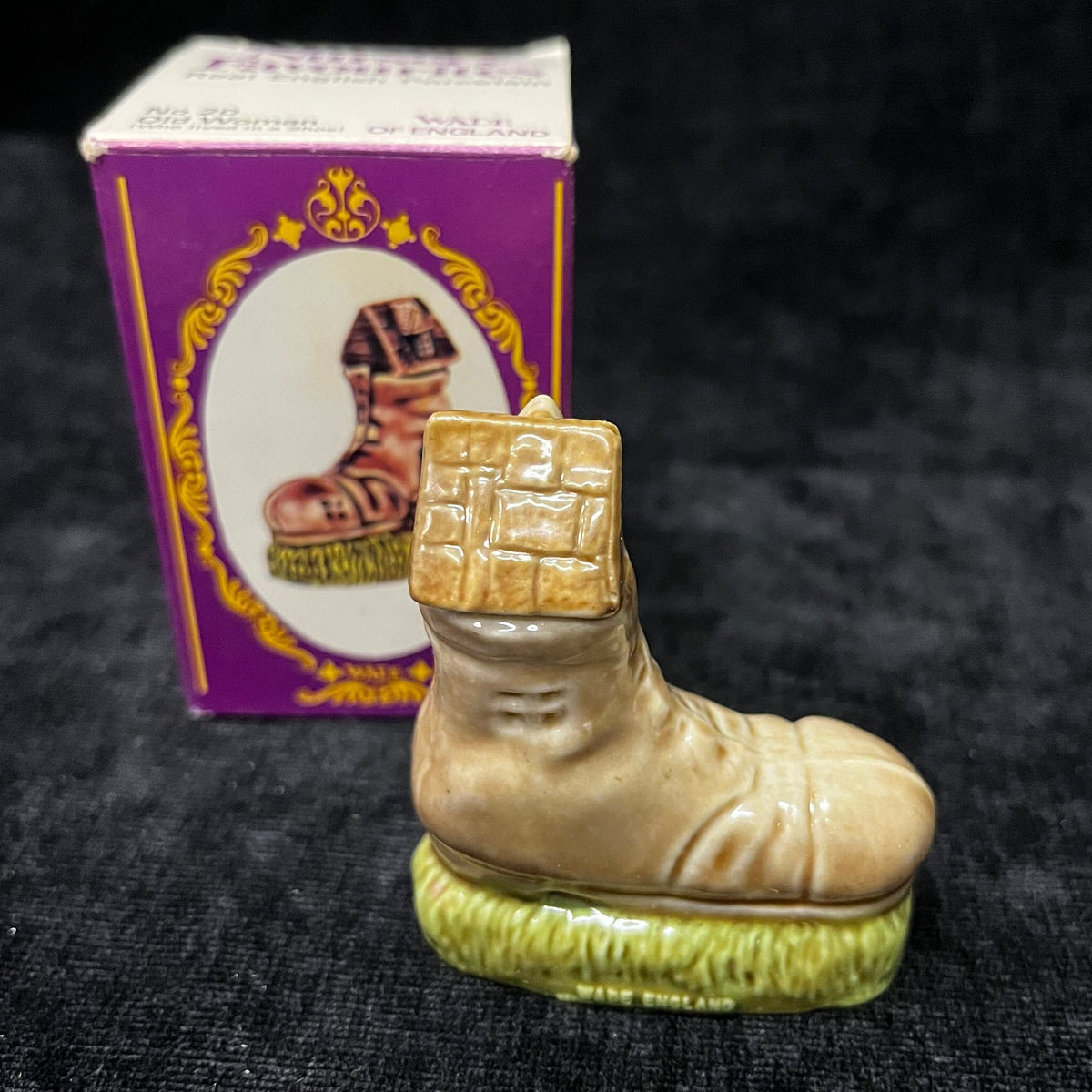 Nursery Favourites Wade of England #20 Old Woman (Who Lived in a Shoe)