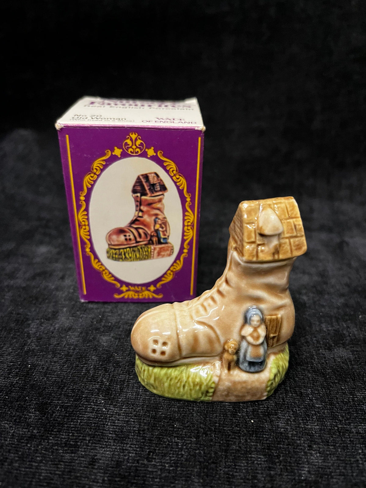 Nursery Favourites Wade of England #20 Old Woman (Who Lived in a Shoe)