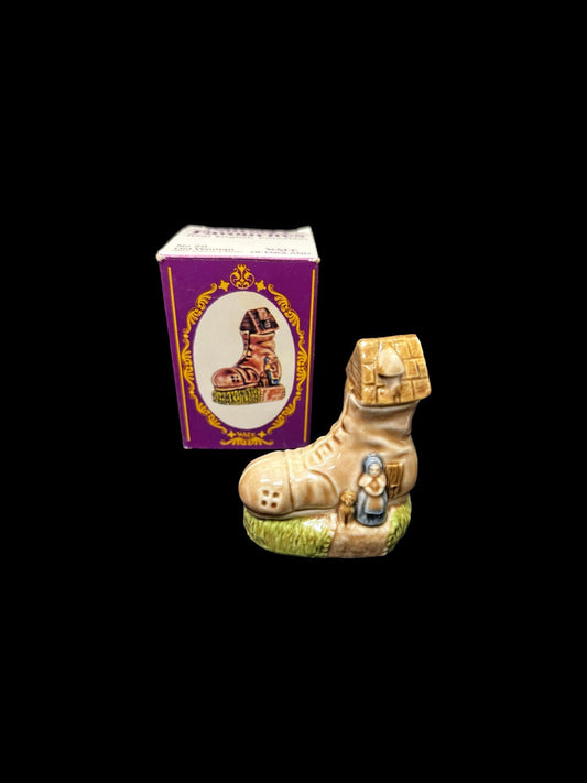 Nursery Favourites Wade of England #20 Old Woman (Who Lived in a Shoe)